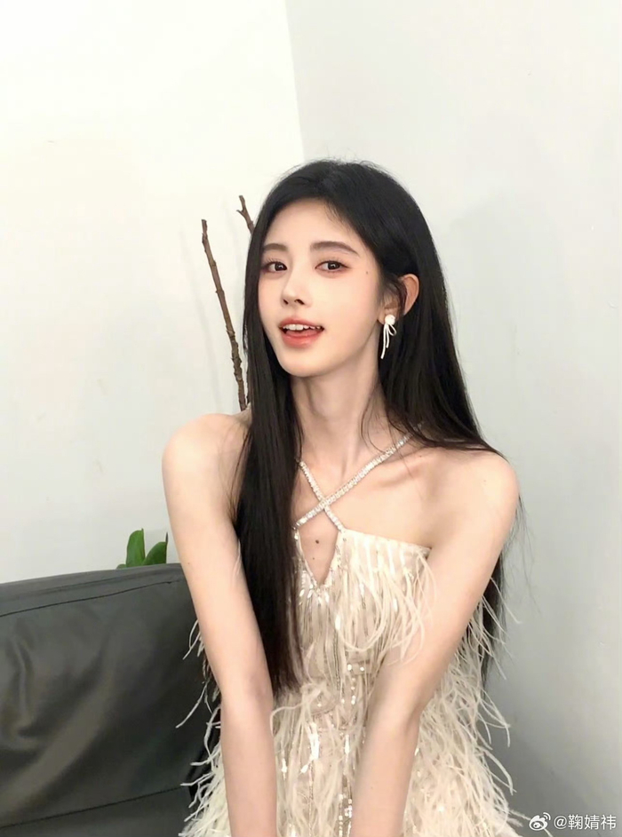 鞠婧祎分享降温穿搭 676767白色花纹毛衣和冷帽 看起来就很暖和