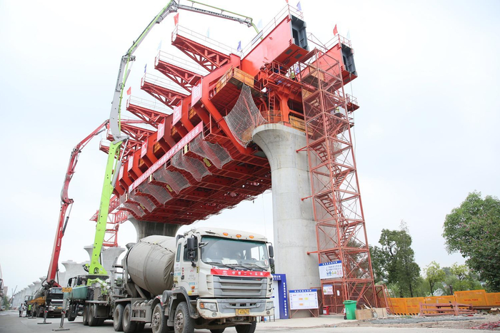 全线唯一!广湛高铁首孔全封闭式声屏障简支箱梁浇筑完成__财经头条