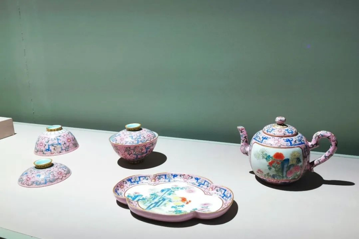 “茶·世界——茶文化特展”展出的清乾隆皇帝使用的粉彩茶具。图｜李珅