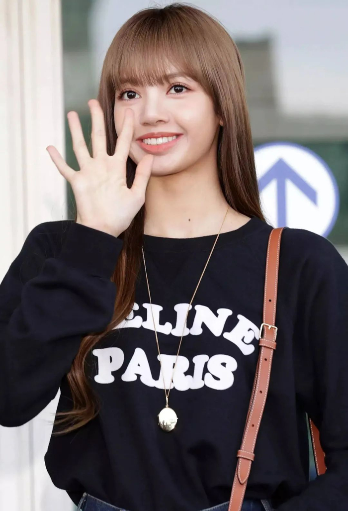 西班牙天后把与lisa疯马秀合影贴浴室镜子上,大赞跳得好想合作|lisa