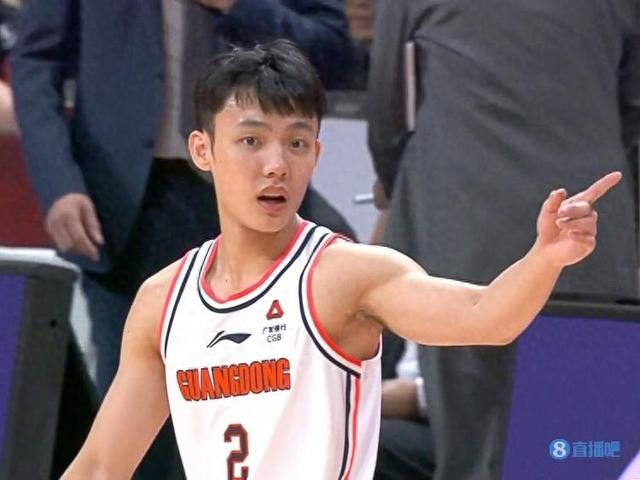 赵探长:徐杰好多三分是离三分线1,2步投的 还有抢断出来的机会|广东