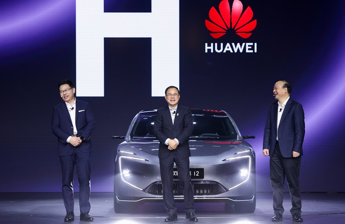 智界s7与阿维塔12谁才是华为的轿车王炸
