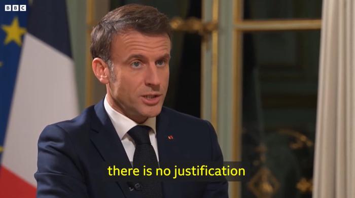当地时间10日，法国总统马克龙接受BBC采访，称以色列“没有理由”轰炸平民 视频截图 图源：BBC