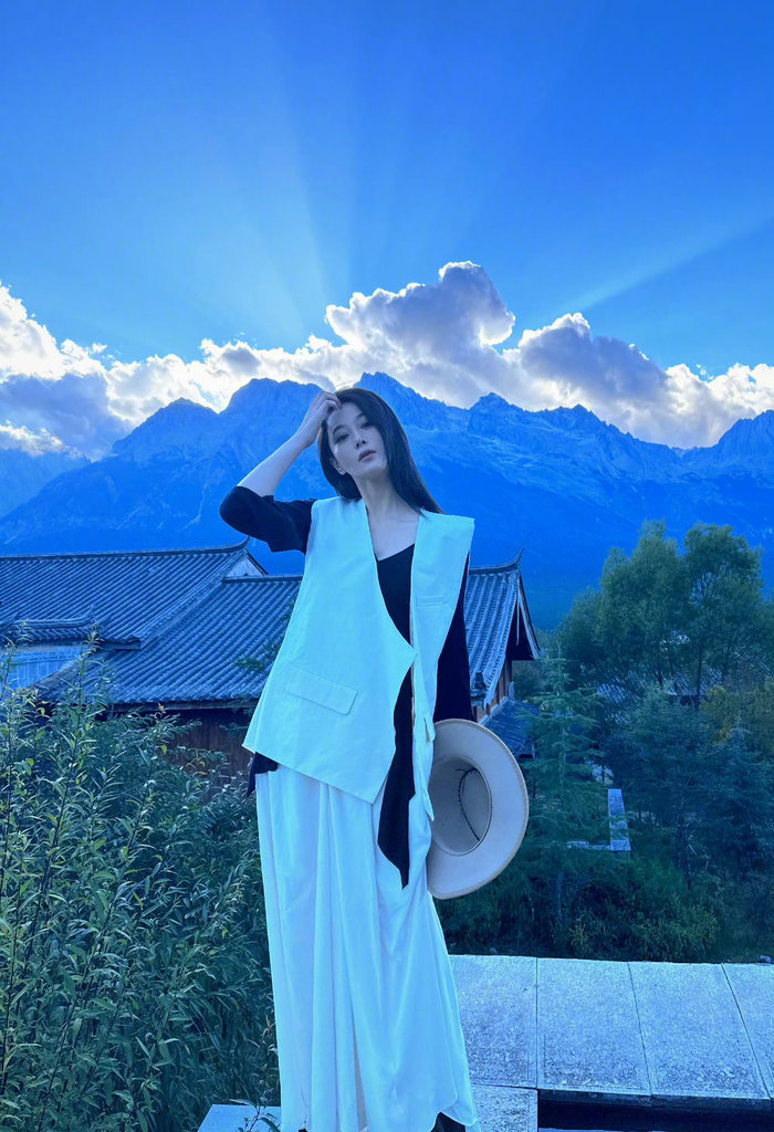 张馨予 牛仔帽风景大片 一个人的旅行也超美超震撼!|张馨予_新浪新闻