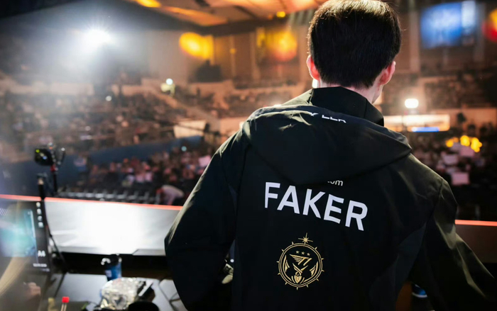 Faker拒绝做弱爆动作!对镜头竖大拇指,粉丝:伟大无需多言!|英雄联盟|JDG|lpl|手势|荣誉_新浪新闻