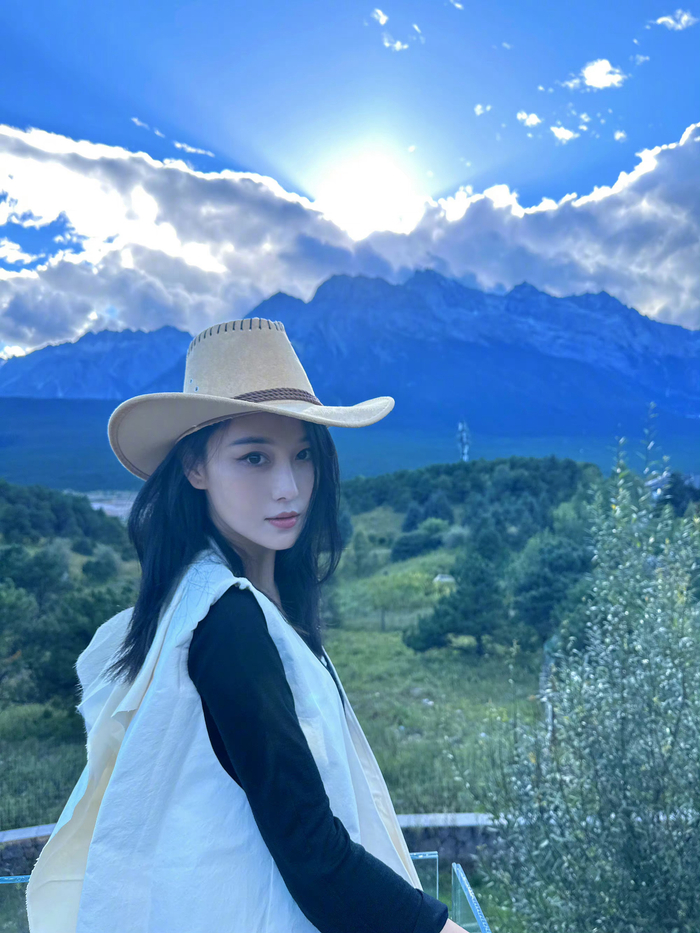 张馨予 牛仔帽风景大片 一个人的旅行也超美超震撼!|张馨予_新浪新闻