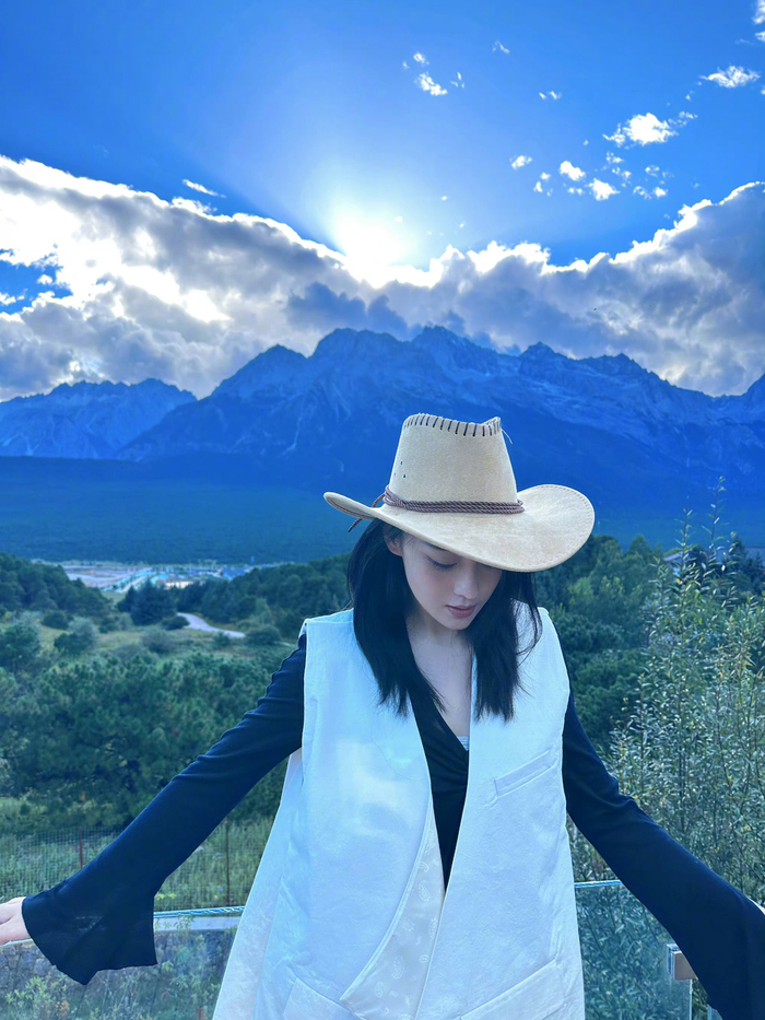 张馨予 牛仔帽风景大片 一个人的旅行也超美超震撼!|张馨予_新浪新闻