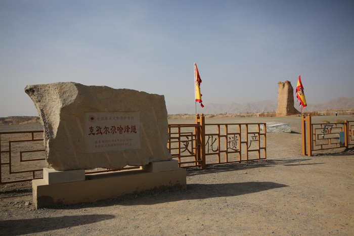 克孜尔尕哈烽燧是汉唐时期长城防御体系中的一个重要组成部分烽燧顶部