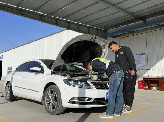 这家新成立的精河县宏德汽车检测站位于精河工业园区内,业务大厅里有