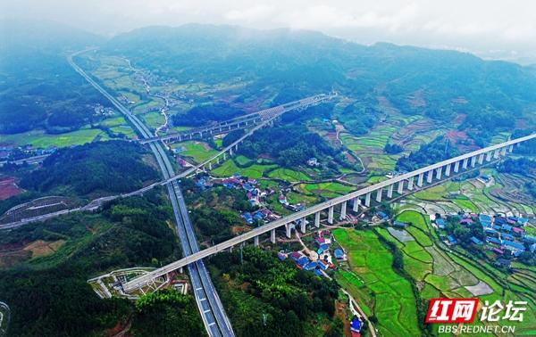 【每日一图@湖南】湖南高速史上的"溆怀奇迹",雪峰山下的高速路十岁啦