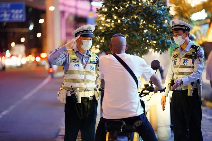 ▲广州交警查处电动自行车交通违法行为