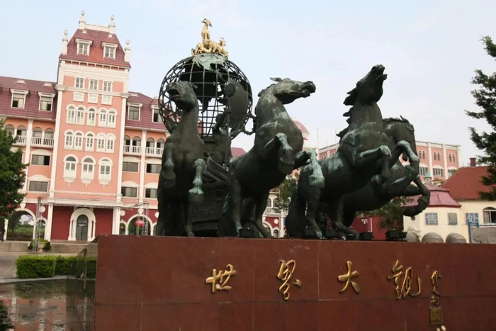于1995年10月开业位于广东省广州市天河区广州世界大观广州"初代"主题