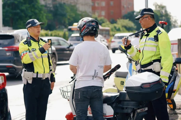 ▲广州交警查处电动自行车交通违法行为