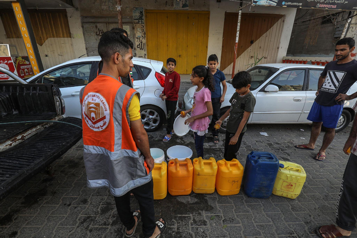 当地时间10月20日，加沙地带拉法，民众排队取水。图/IC photo