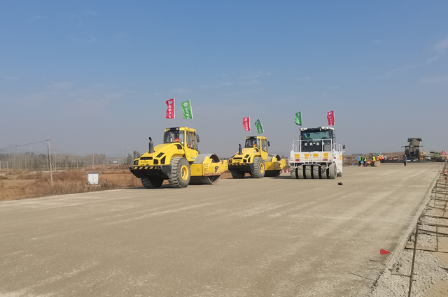 济邹高速项目迈入施工新阶段|施工|摊铺|基层_新浪新闻