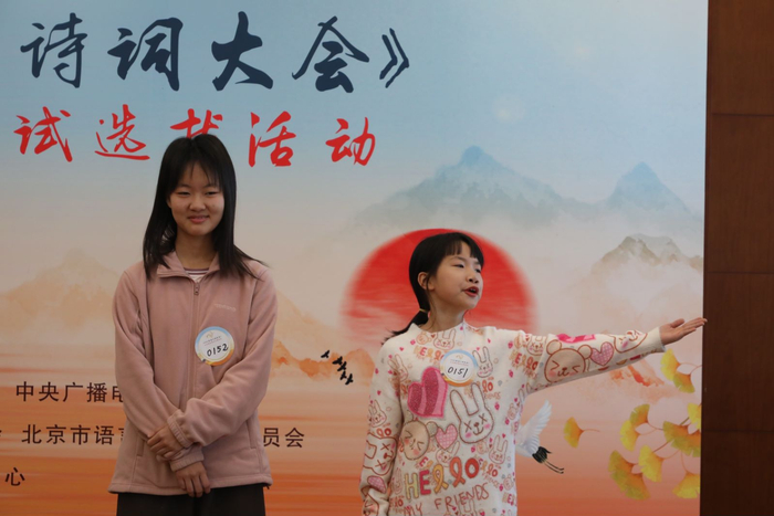 选手们在面试选拔时展示个人才艺。丁一 摄