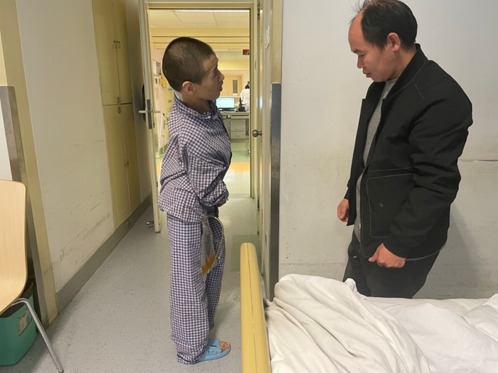 已经历过一次手术的童福容在病房休息，准备第二次手术