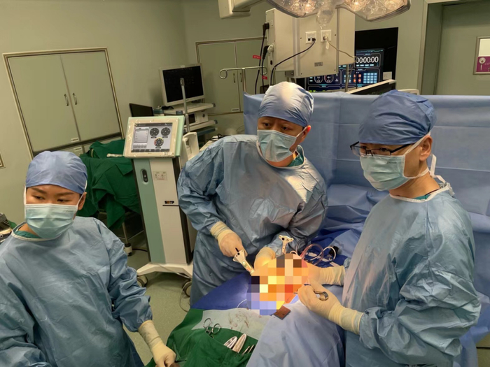 第二次手术画面/拍摄：汪航