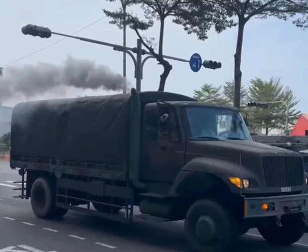 台南市区惊见台军车辆"狂排黑烟",民众称"离谱",台军致歉|卡车_新浪
