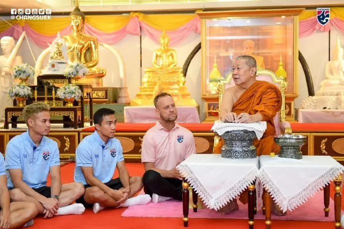 泰国队赛前前往寺庙祈福。