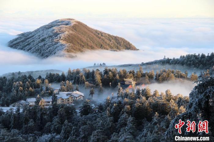 杨诗雨 摄雪后的洪雅瓦屋山步行栈道沿途银装素裹