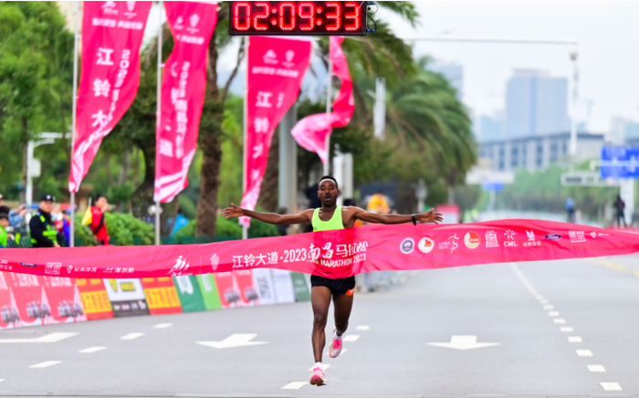tiruneh workneh tesfa以2小时09分35秒的成绩夺得男子全程马拉松冠军
