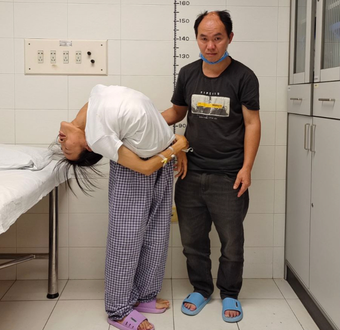 童福容术前状态，右侧为其丈夫/拍摄：汪航