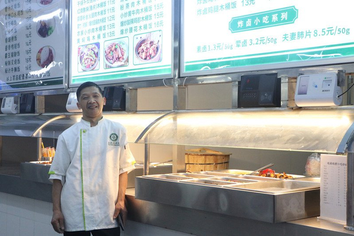 暖胃更暖心 高校食堂大叔17年拾金不昧百余次|张正平|拾金不昧_新浪