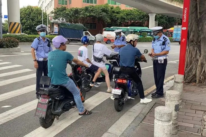 ▲广州交警查处电动自行车交通违法行为
