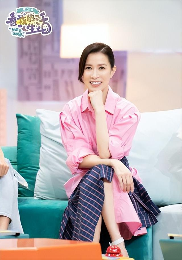 佘诗曼参加婚礼,成为tvb艺人聚会,大合照她还不是c位|佘诗曼|文颂娴