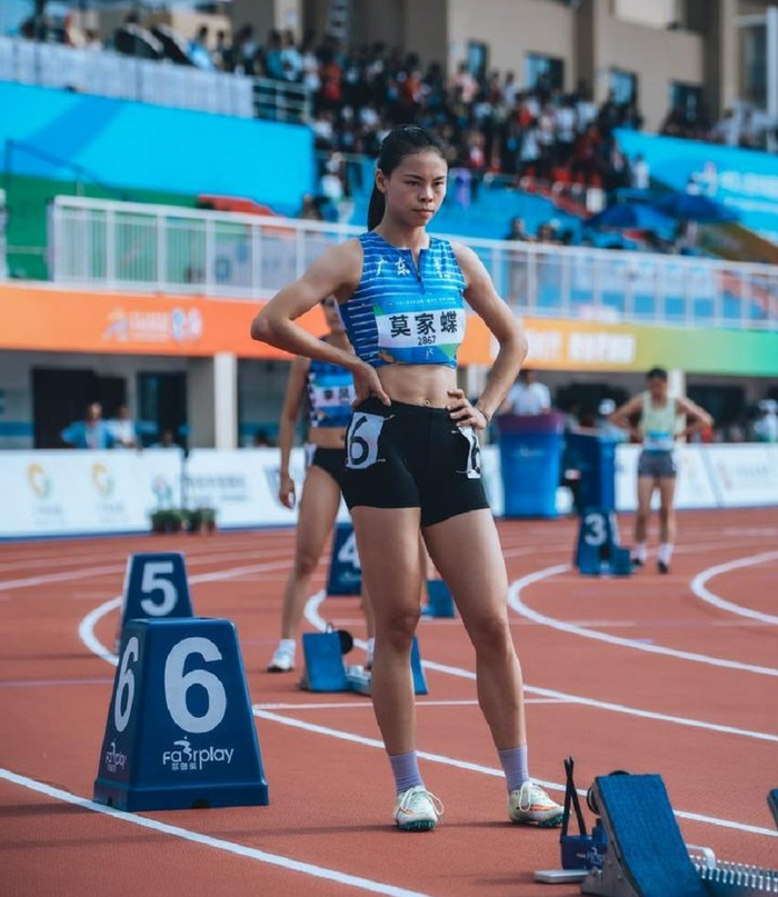 莫家蝶,朱翠妍,梁诺,孔莹蓥组成的广东队3分43秒89夺金女子大学乙组