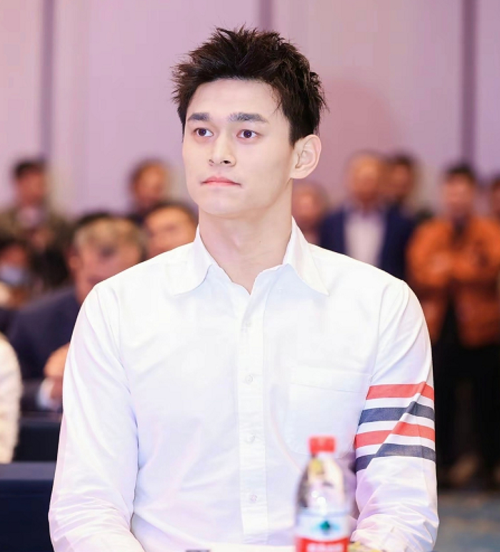 坦言坚持训练,不会放弃游泳,联手男歌手献唱|孙杨|训练|杨力维_新浪