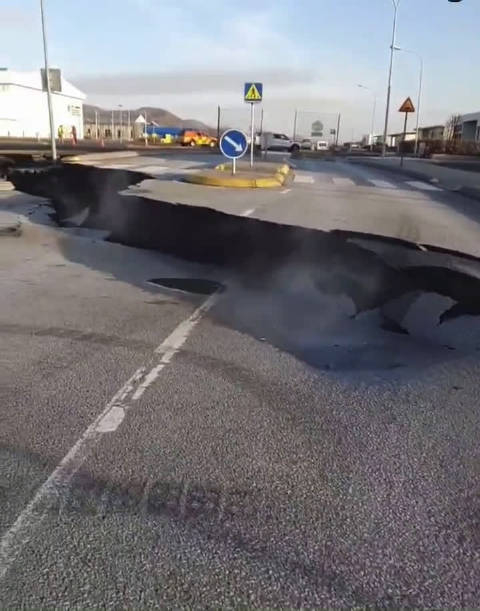 冰岛格林达维克镇中心出现路面大裂缝