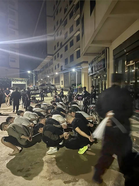 网友爆料缅甸佤邦,当地军警抓捕电诈团伙现场画面!_手机新浪网