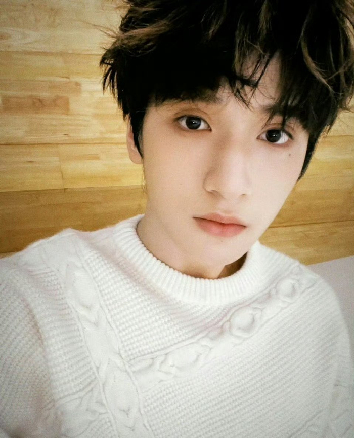 严浩翔自拍96挑染 眼下痣,又乖又奶好可爱|严浩翔_新浪新闻