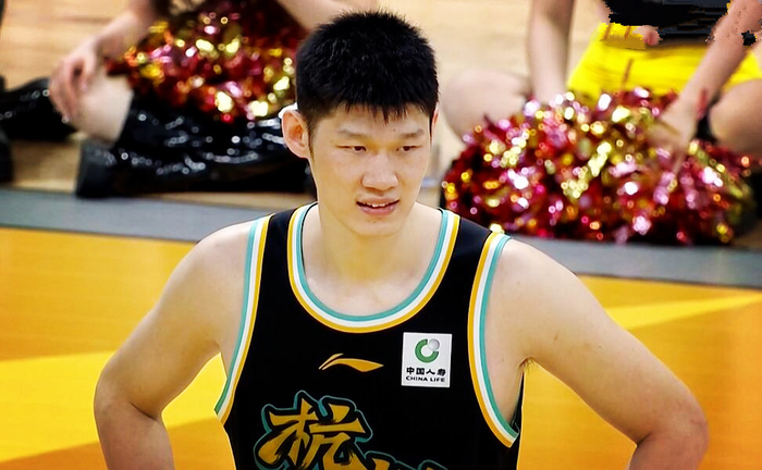 转折!2米21中锋连吃犯规数钱嘲讽裁判,胡金秋半场15分起死回生__财经