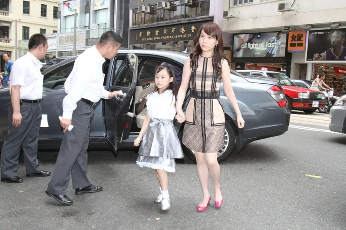 甘比虎口夺食,大战嫡子!|甘比|吕丽君|刘銮雄_新浪新闻