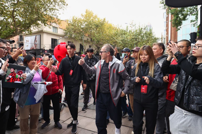 球迷现场守候巴雷西。