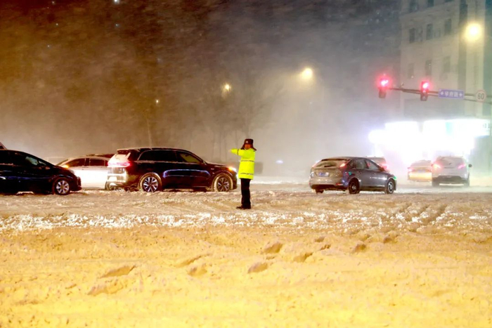 再迎降雪 冻融交替 冰城交警发布雨雪天出行提示|交通事故_新浪新闻