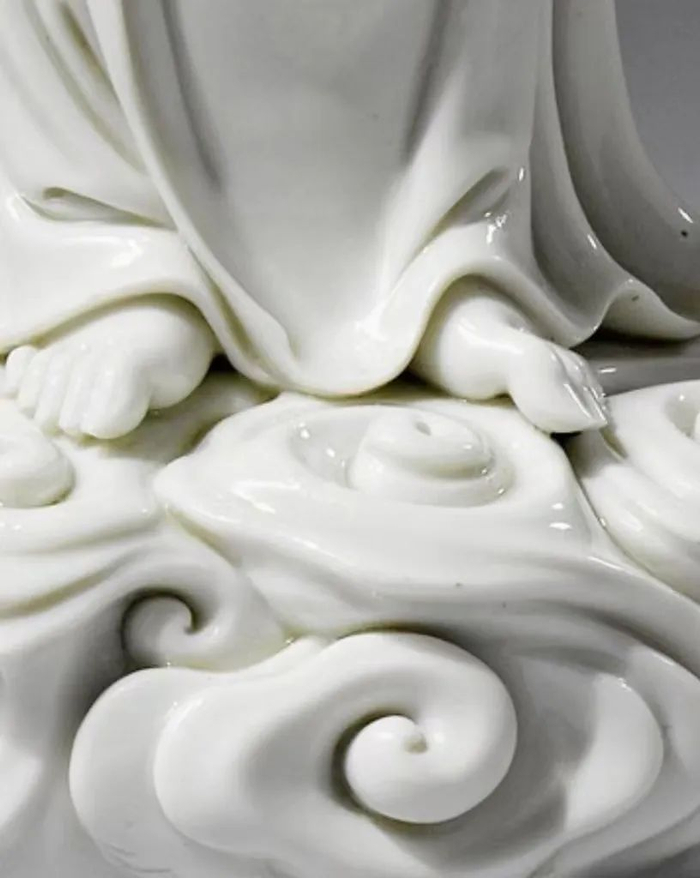 美如脂玉细腻柔润国宝级明代德化观音像在拍场屡破纪录