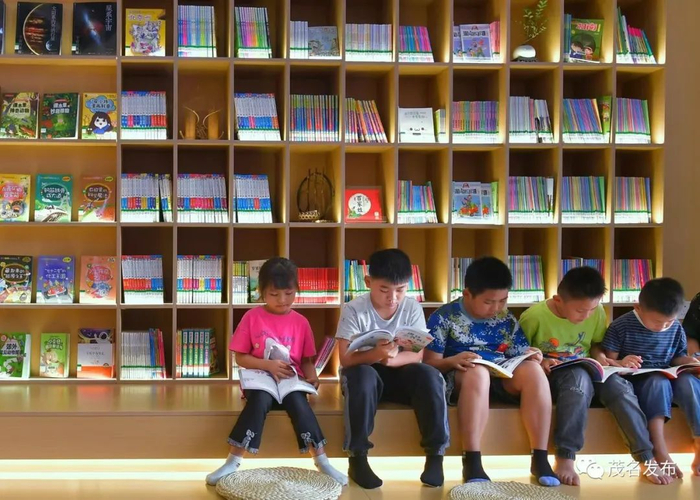 孩子们安静地享受阅读的乐趣。