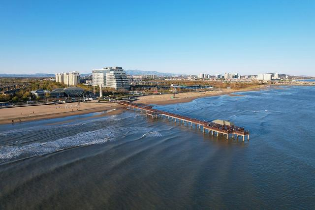 秦皇岛蔚蓝海岸此时人少景美充满浪漫是休闲游打卡的好去处