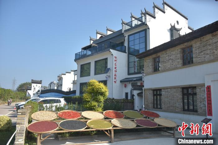 江西婺源石门村晒秋正当时村民游客乐开怀