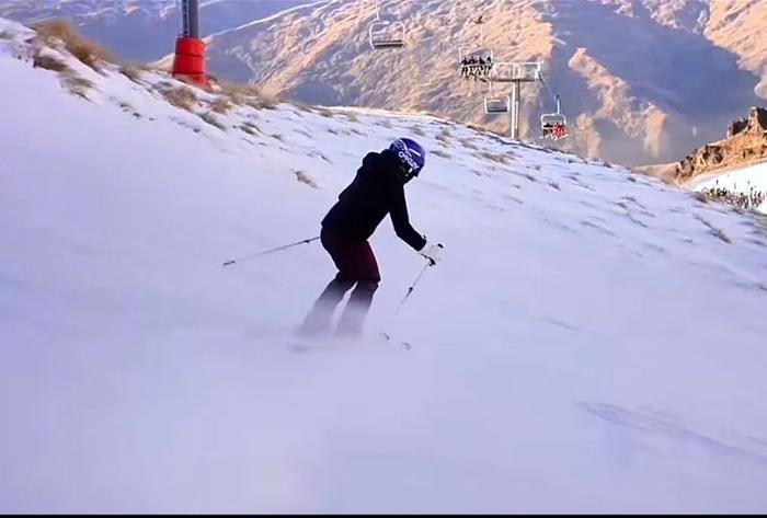 ▲11月5日，周某萍在可可托海的滑雪视频截图。新京报我们视频截图