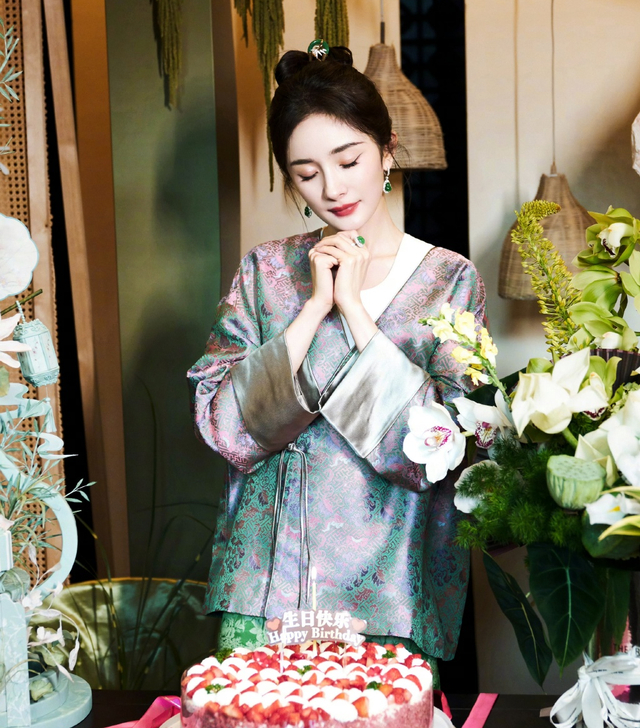 被汉服粉指出裙门穿歪,网友辣评:啥火蹭啥|杨幂|汉服_新浪新闻