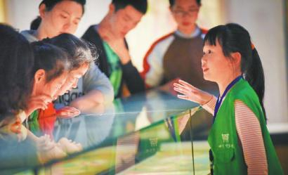 川博小小讲解员给观众讲解。