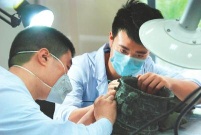川博文物修复师在修复青铜器。