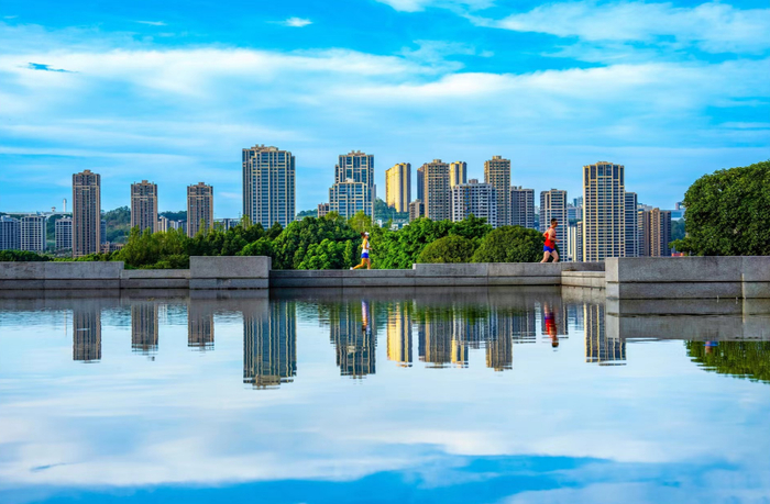 市民在公园晨跑。钟少勇 摄