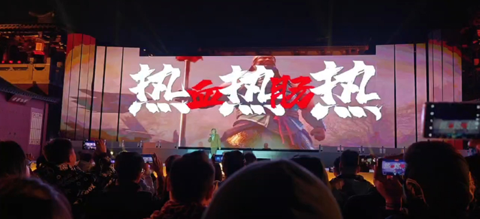 林子祥上台演唱《男儿当自强》时，现场则有些像是LIVEHOUSE