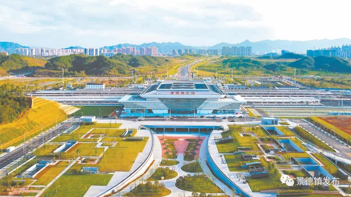 大气的景德镇北站北站房和北站前广场。（赵献国 摄）